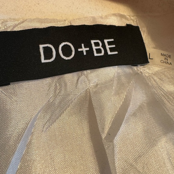 DO+BE White Blazer in size large - Picture 3 of 5
